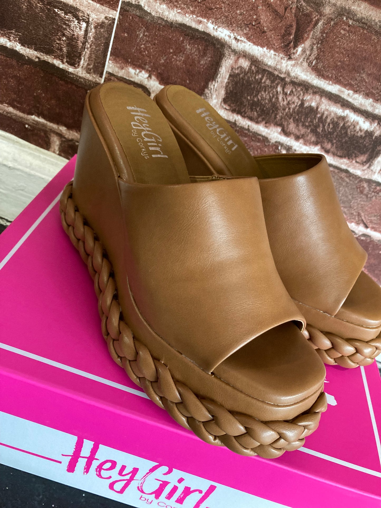 Tan Resting Beach Face Wedges