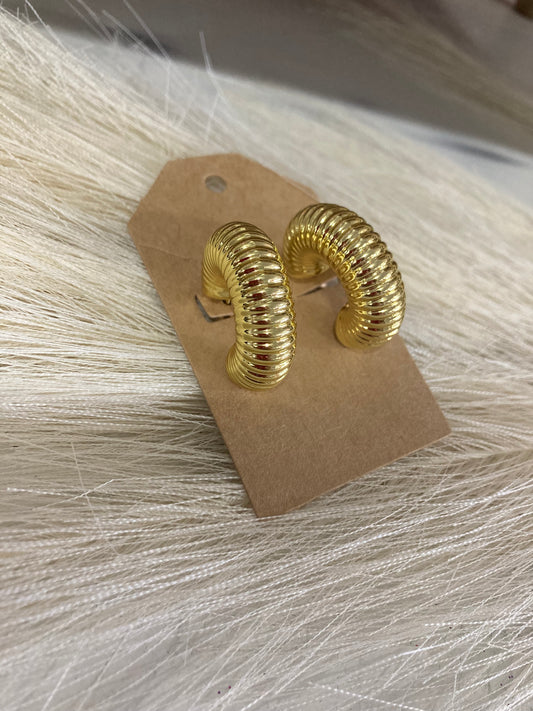Ribbed Gold Knot Hoop