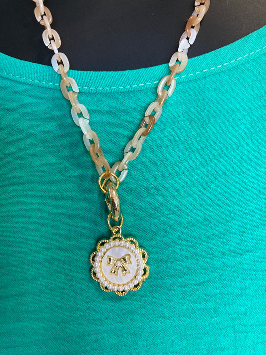 Bow pendant necklace